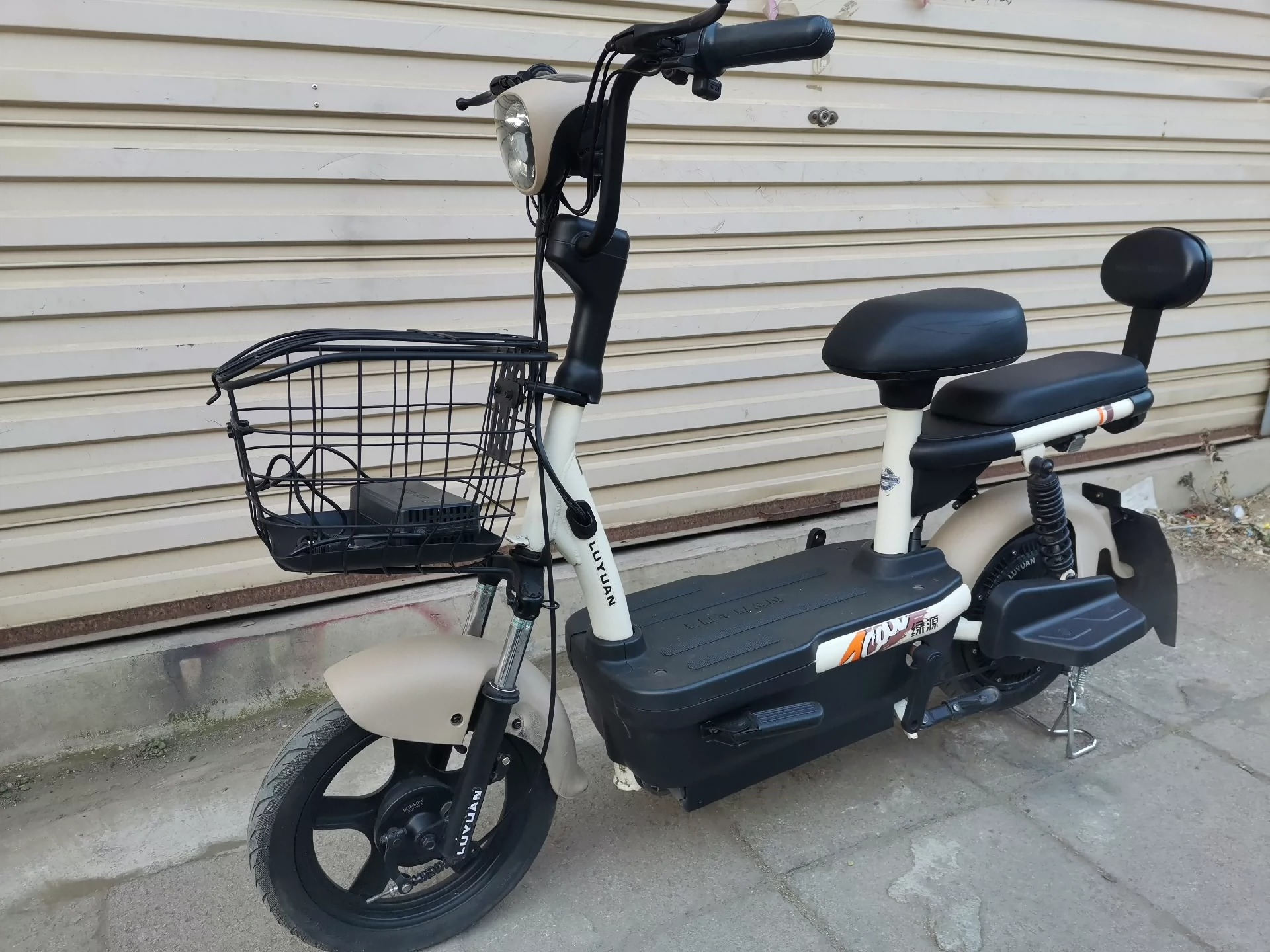 九成新绿源48v20ah新国标电动车，去年2399旧车置换的，一直骑着很爱惜，电池没超保，昨天去专卖店换了一组石墨烯电池，这个天气正常骑行80里路没问题，冬天开